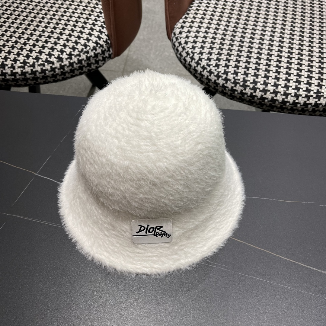 。DIOR迪奥2025冬新款毛绒绒水桶帽女秋冬季保暖显脸小时尚毛绒渔夫帽子潮