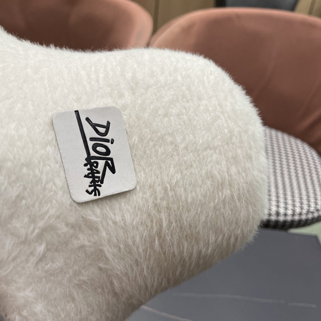 。DIOR迪奥2025冬新款毛绒绒水桶帽女秋冬季保暖显脸小时尚毛绒渔夫帽子潮