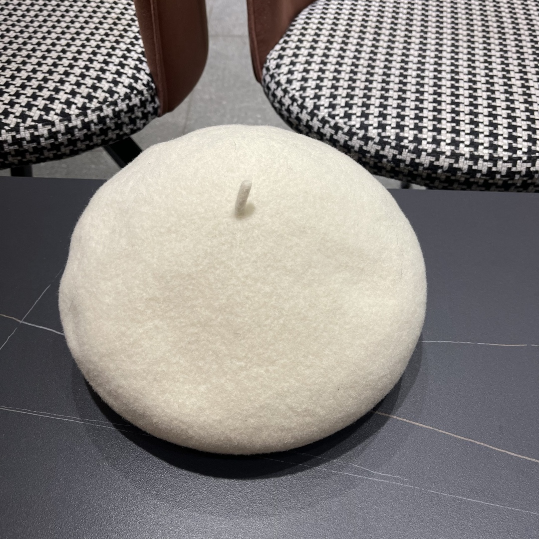  上新ꫛꫀꪝ ❥——❤
Louis Vuitton路易威登，新款羊羔毛贝雷帽质量超赞👍