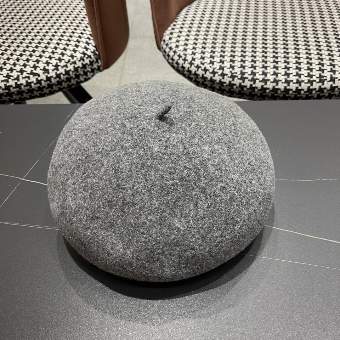  上新ꫛꫀꪝ ❥——❤
Louis Vuitton路易威登，新款羊羔毛贝雷帽质量超赞👍