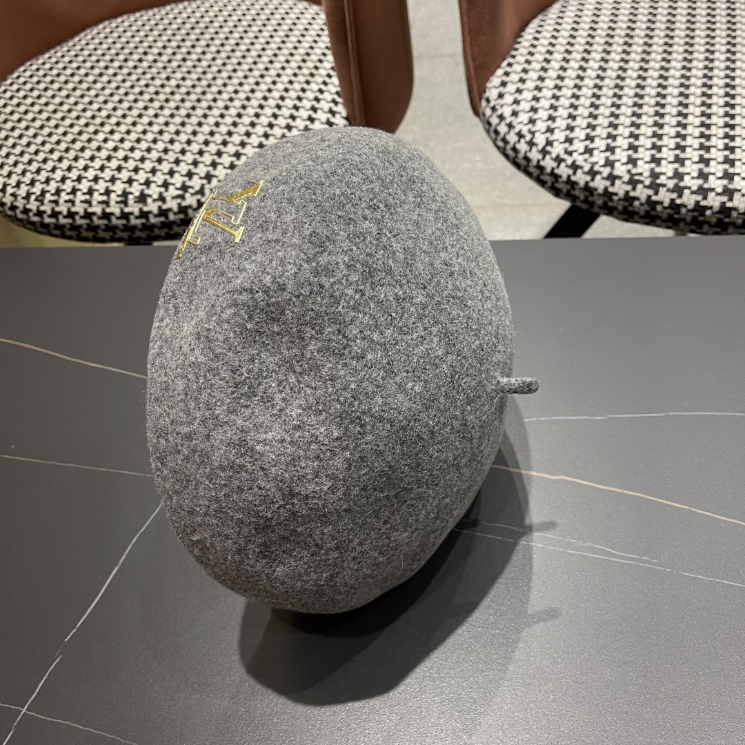  上新ꫛꫀꪝ ❥——❤
Louis Vuitton路易威登，新款羊羔毛贝雷帽质量超赞👍