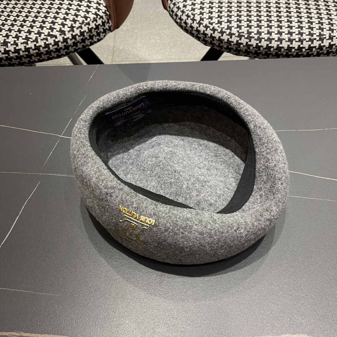  上新ꫛꫀꪝ ❥——❤
Louis Vuitton路易威登，新款羊羔毛贝雷帽质量超赞👍