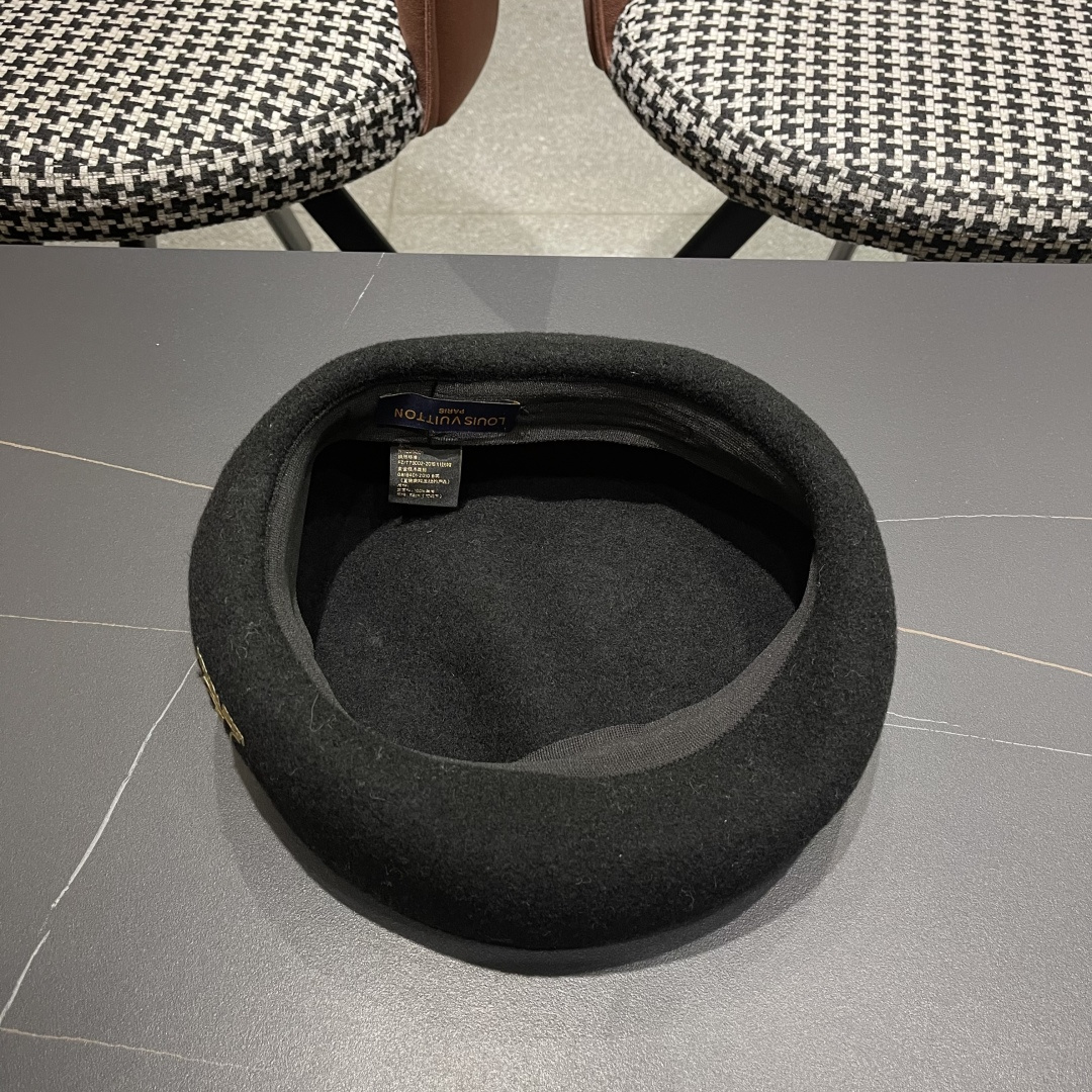  上新ꫛꫀꪝ ❥——❤
Louis Vuitton路易威登，新款羊羔毛贝雷帽质量超赞👍