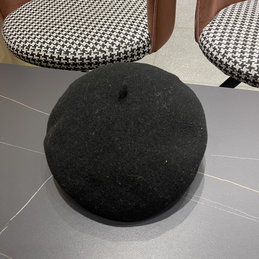  上新ꫛꫀꪝ ❥——❤
Louis Vuitton路易威登，新款羊羔毛贝雷帽质量超赞👍