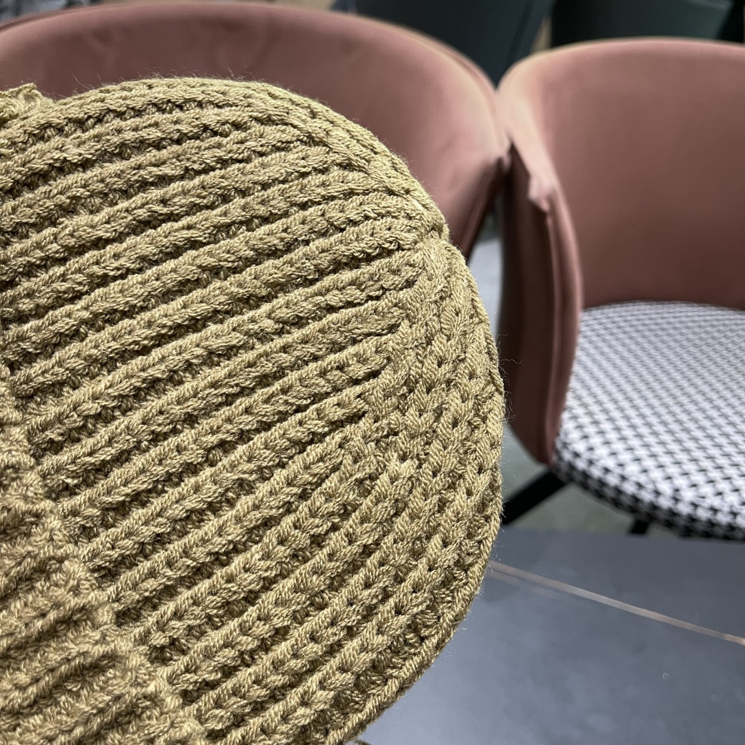  香奈儿 秋冬新款针织毛线帽这也太可爱了！
冬天必备保暖护耳
