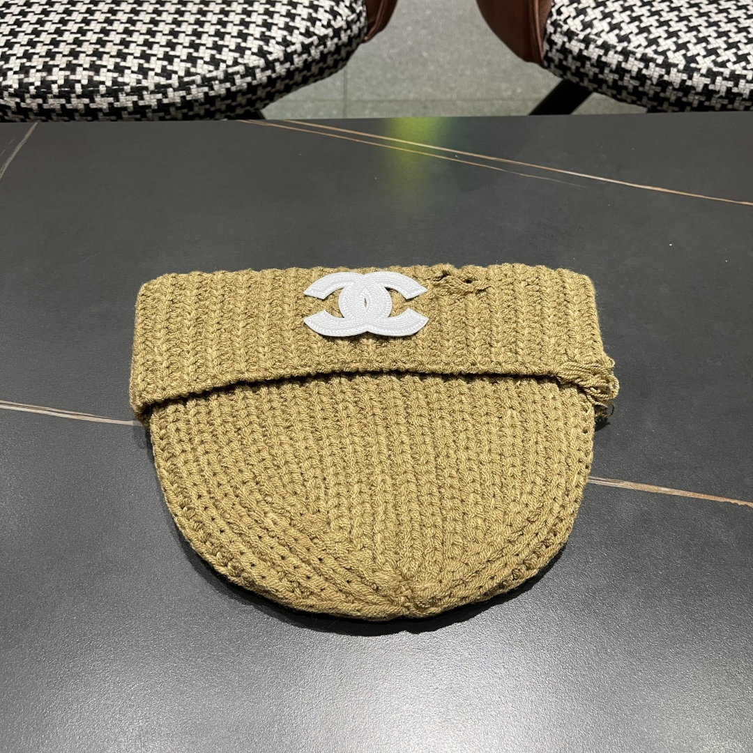  香奈儿 秋冬新款针织毛线帽这也太可爱了！
冬天必备保暖护耳
