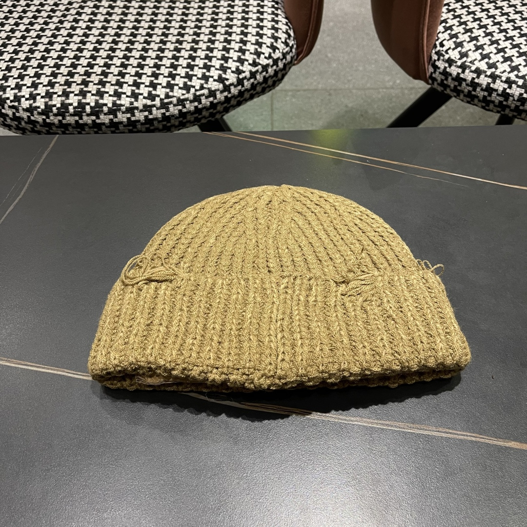  香奈儿 秋冬新款针织毛线帽这也太可爱了！
冬天必备保暖护耳
