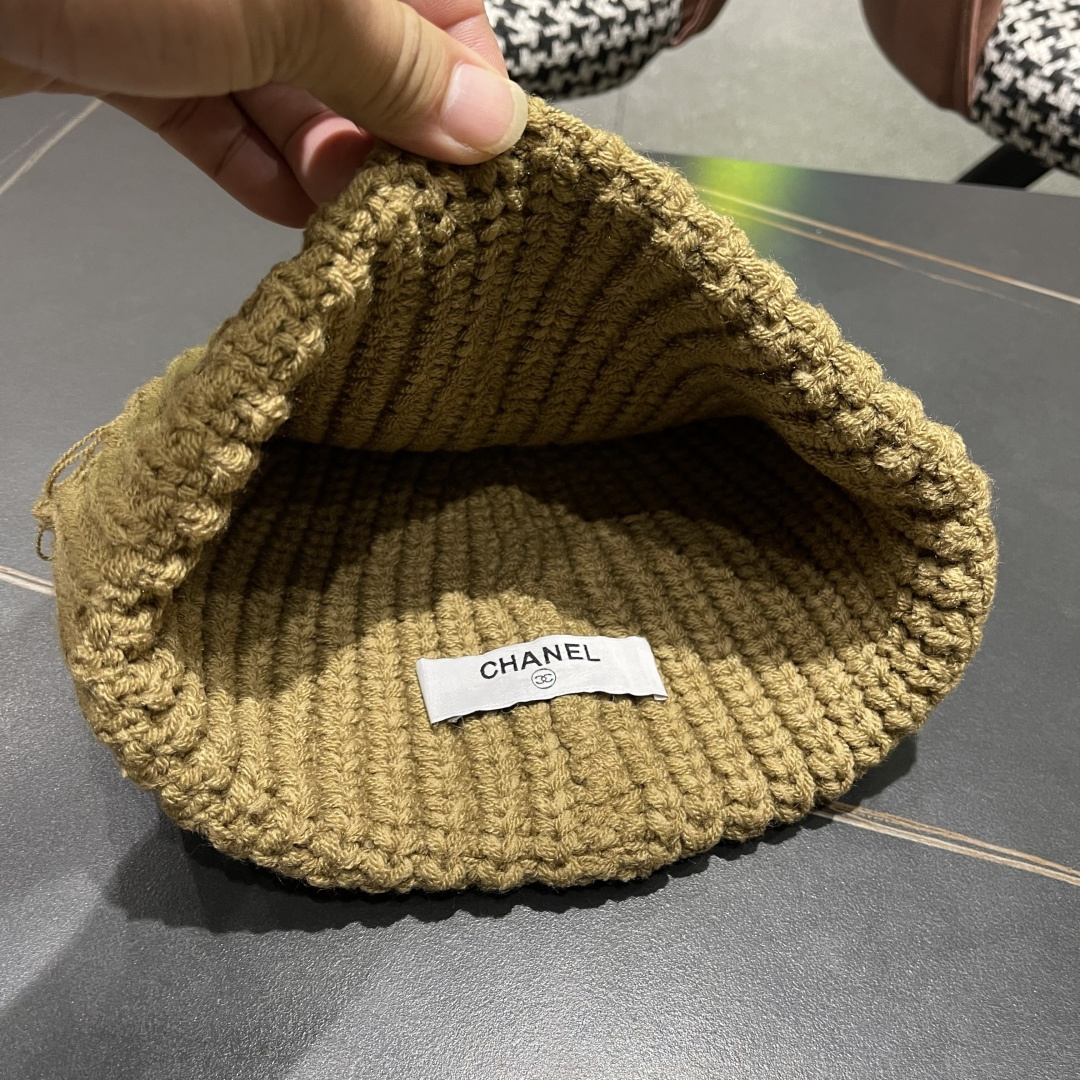  香奈儿 秋冬新款针织毛线帽这也太可爱了！
冬天必备保暖护耳
