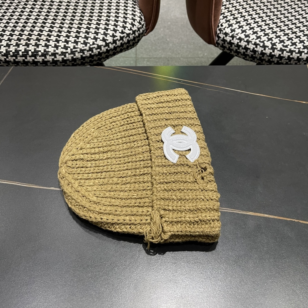  香奈儿 秋冬新款针织毛线帽这也太可爱了！
冬天必备保暖护耳
