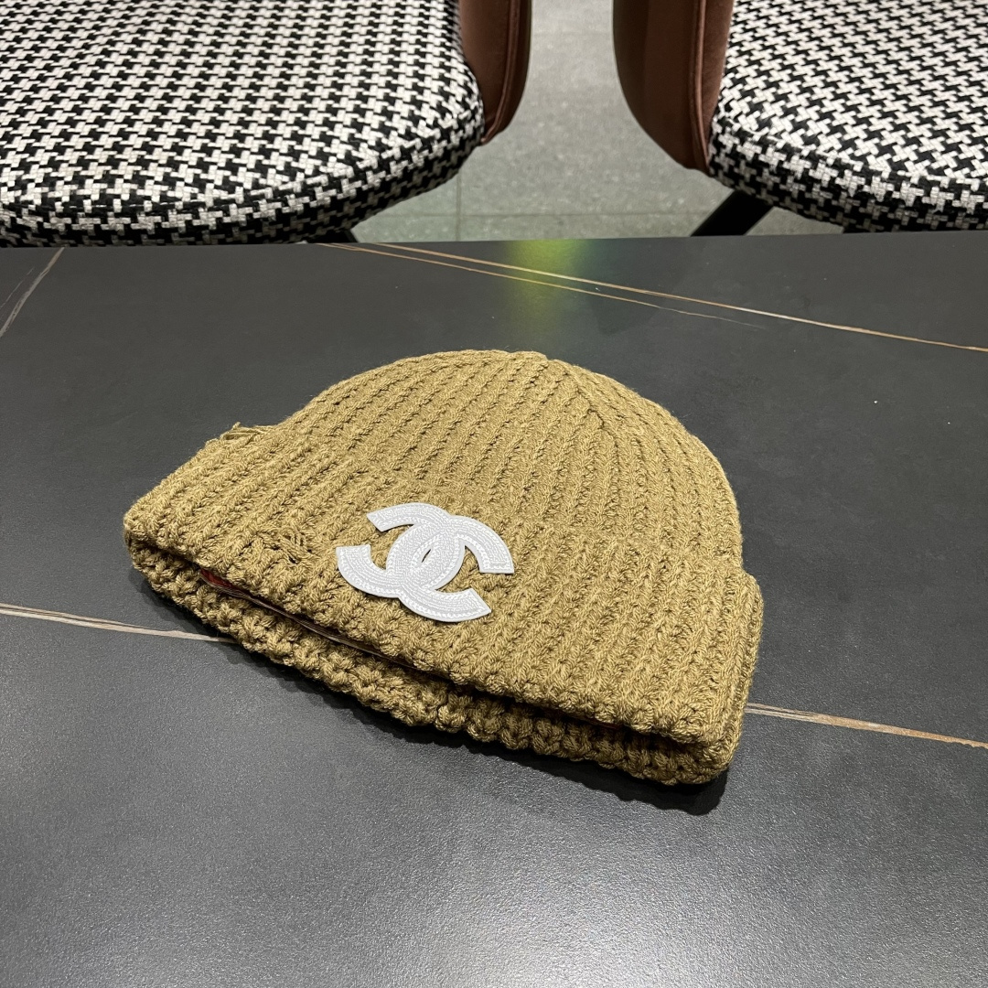  香奈儿 秋冬新款针织毛线帽这也太可爱了！
冬天必备保暖护耳
