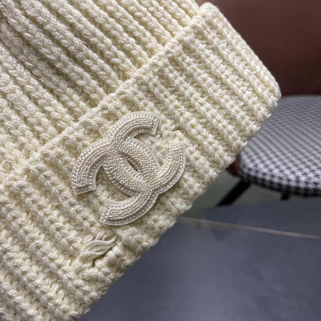  香奈儿 秋冬新款针织毛线帽这也太可爱了！
冬天必备保暖护耳
