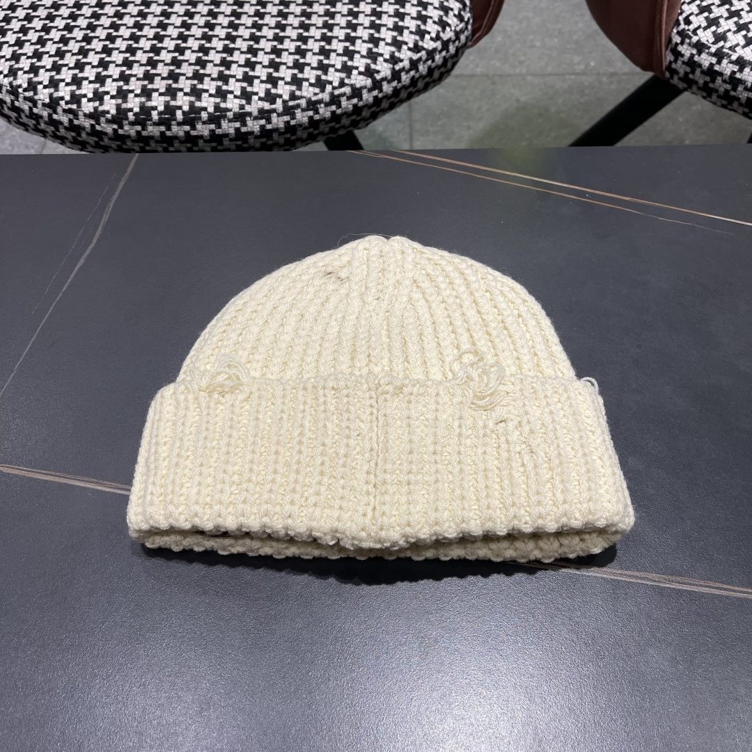  香奈儿 秋冬新款针织毛线帽这也太可爱了！
冬天必备保暖护耳
