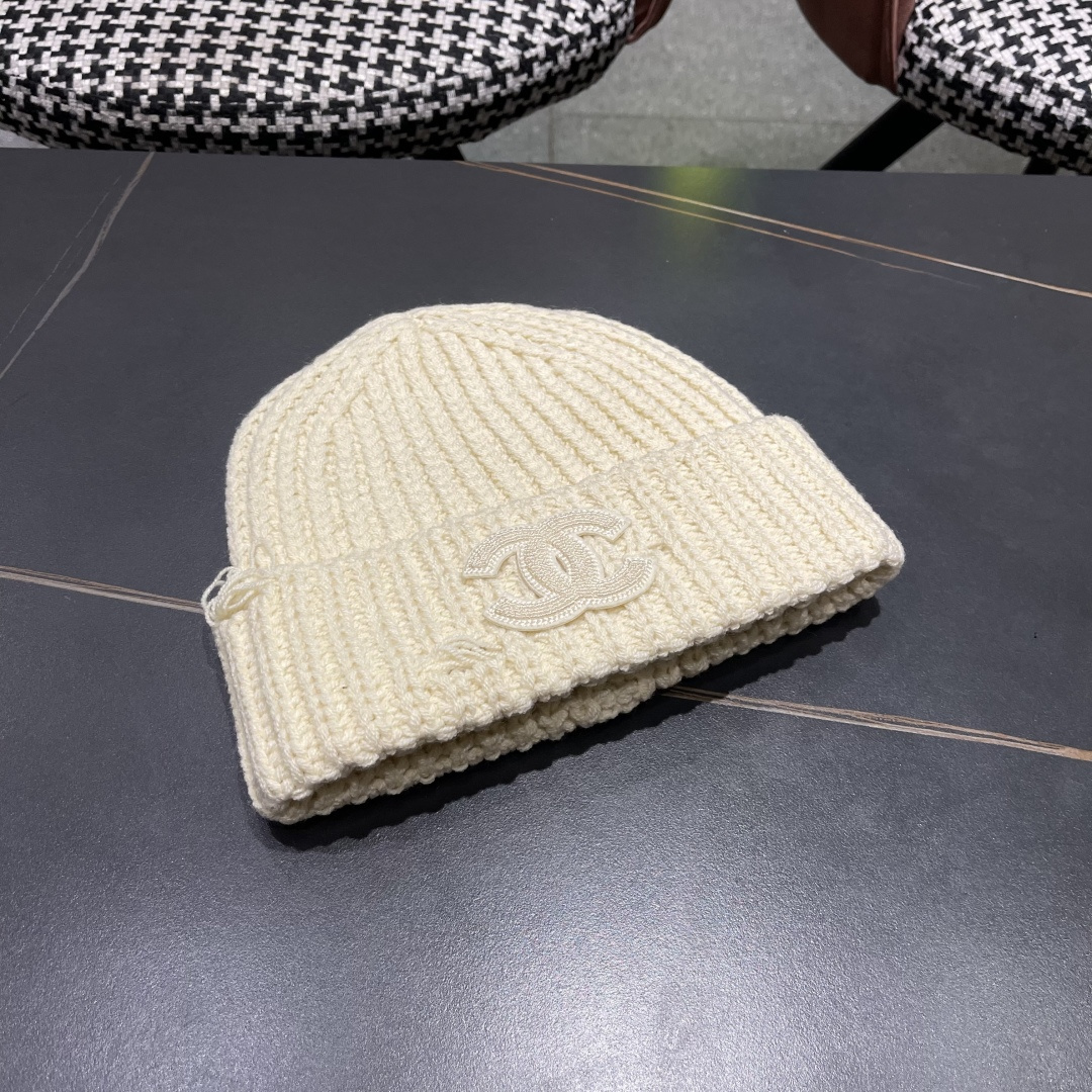  香奈儿 秋冬新款针织毛线帽这也太可爱了！
冬天必备保暖护耳
