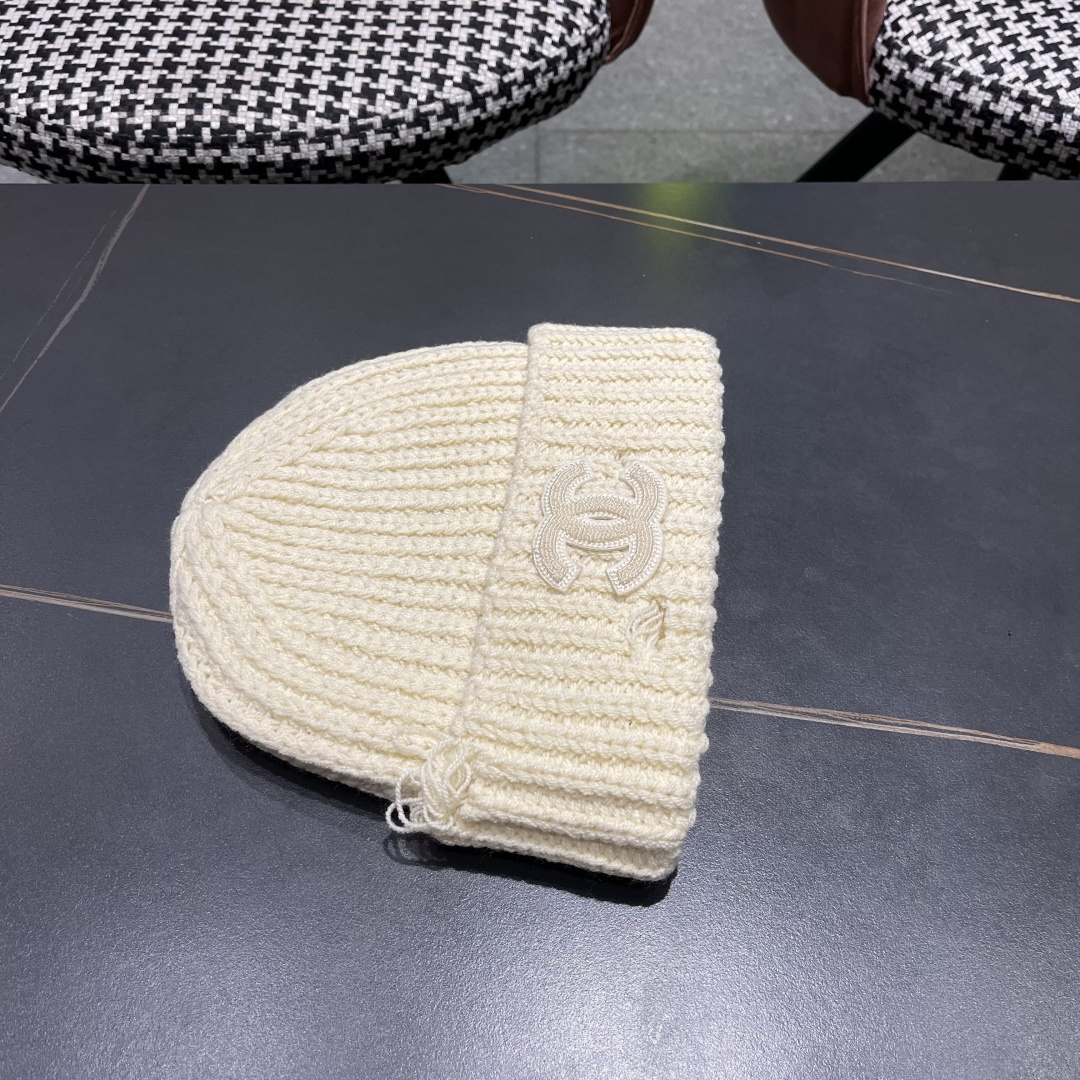  香奈儿 秋冬新款针织毛线帽这也太可爱了！
冬天必备保暖护耳
