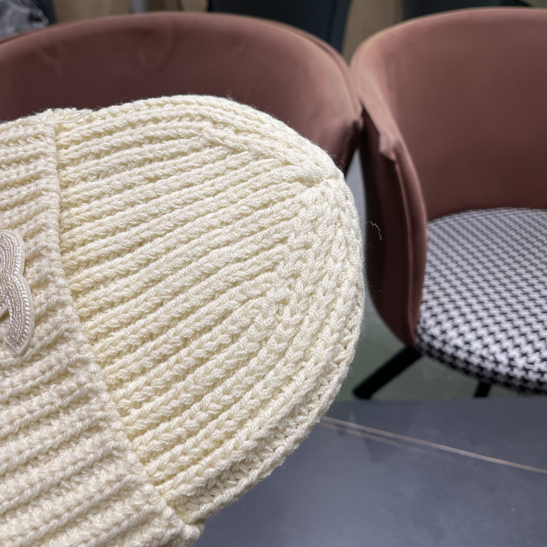  香奈儿 秋冬新款针织毛线帽这也太可爱了！
冬天必备保暖护耳
