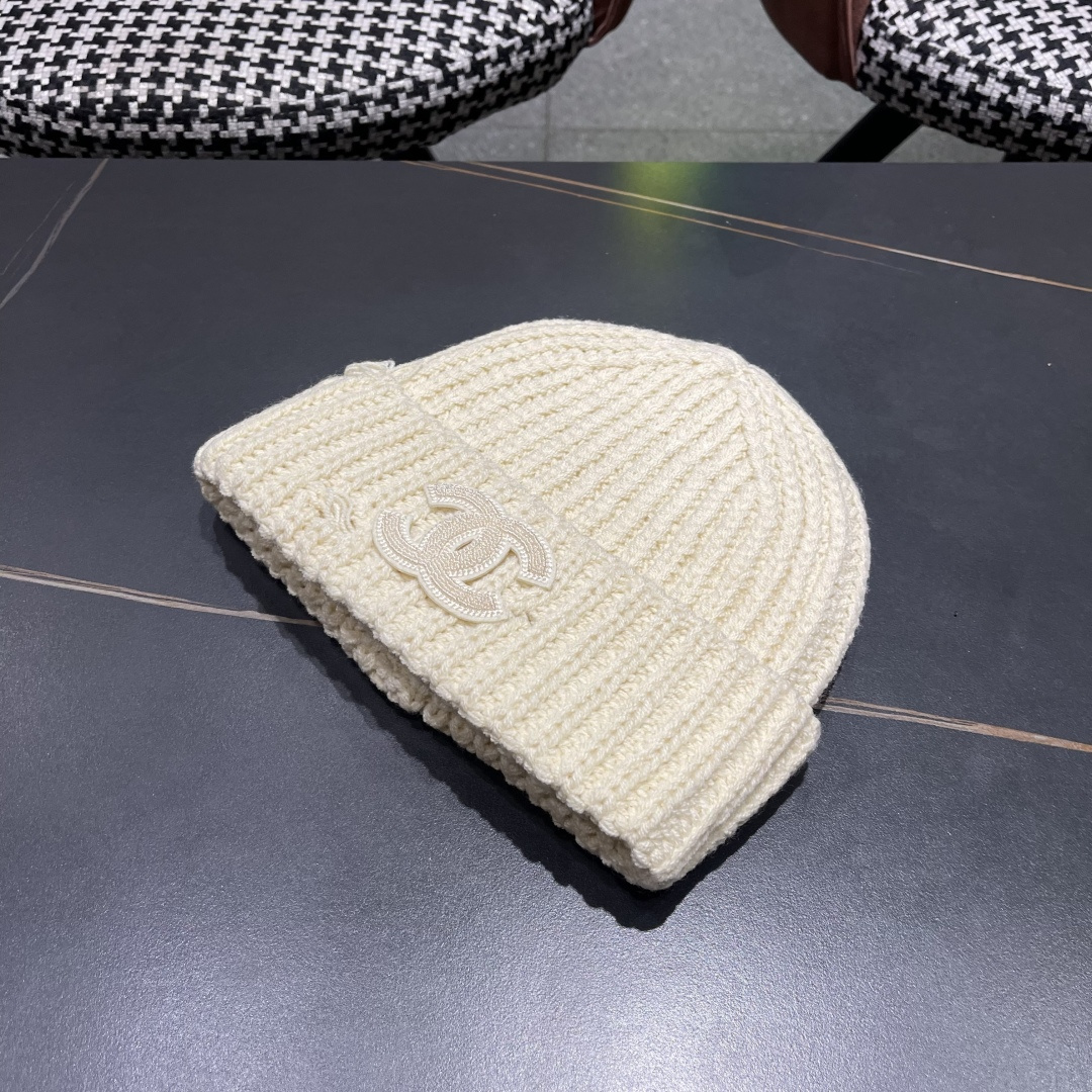  香奈儿 秋冬新款针织毛线帽这也太可爱了！
冬天必备保暖护耳
