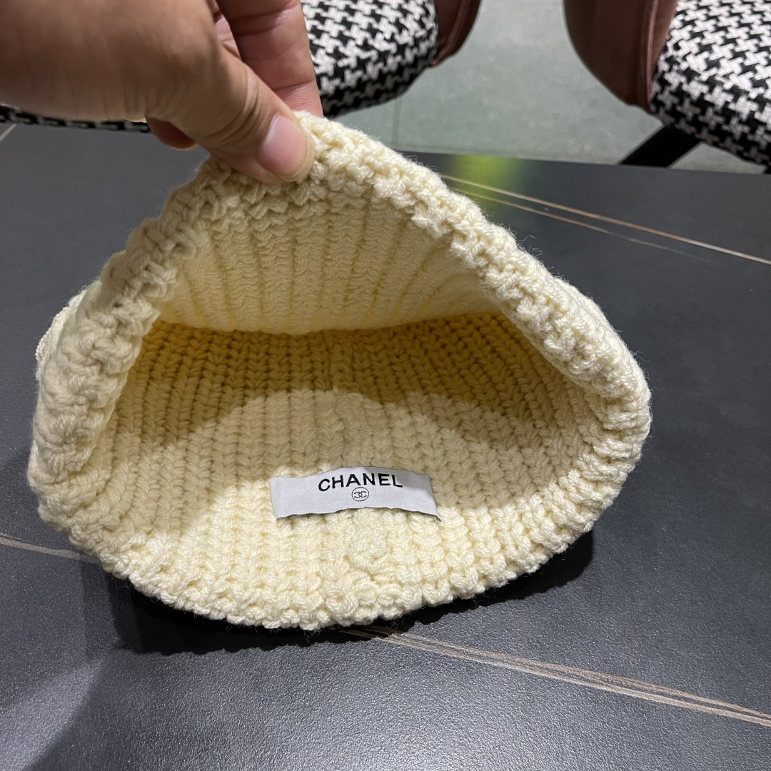  香奈儿 秋冬新款针织毛线帽这也太可爱了！
冬天必备保暖护耳
