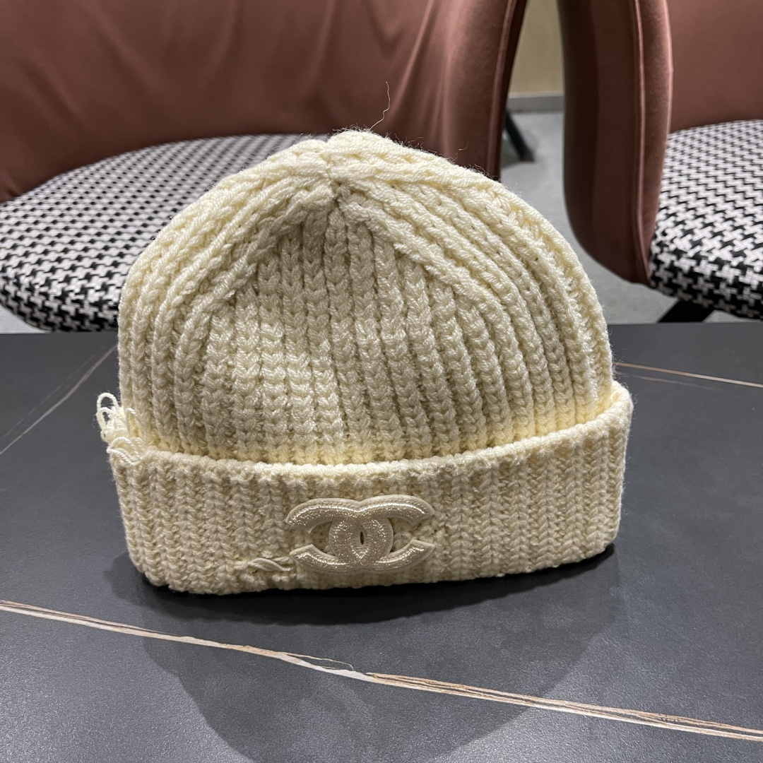  香奈儿 秋冬新款针织毛线帽这也太可爱了！
冬天必备保暖护耳
