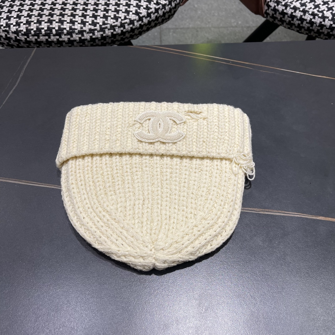  香奈儿 秋冬新款针织毛线帽这也太可爱了！
冬天必备保暖护耳
