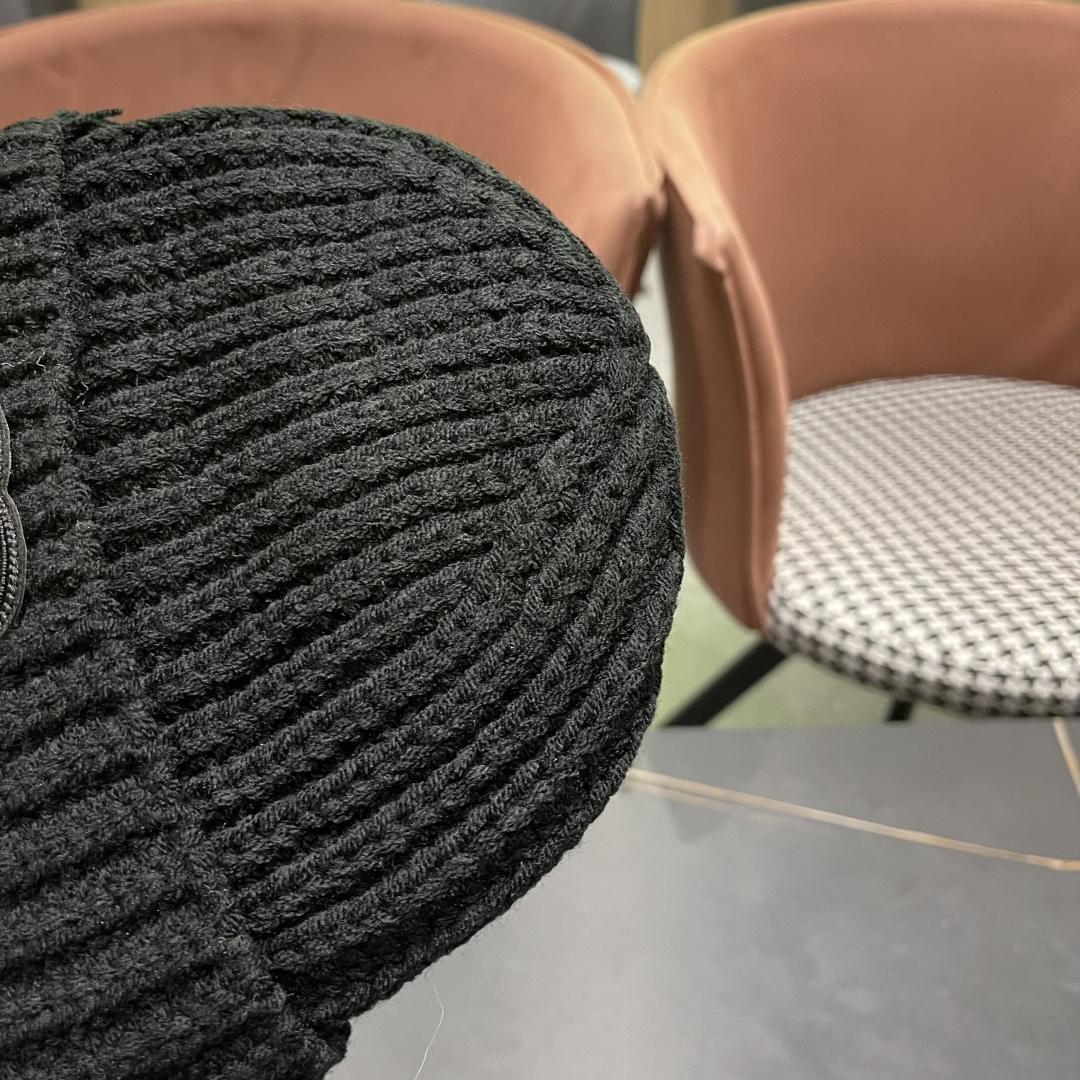  香奈儿 秋冬新款针织毛线帽这也太可爱了！
冬天必备保暖护耳
