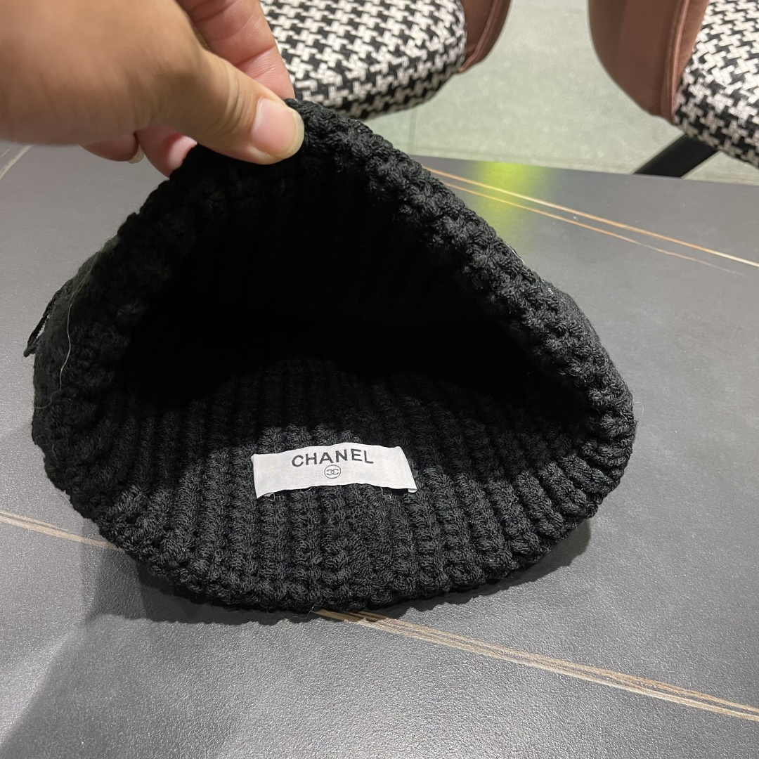  香奈儿 秋冬新款针织毛线帽这也太可爱了！
冬天必备保暖护耳
