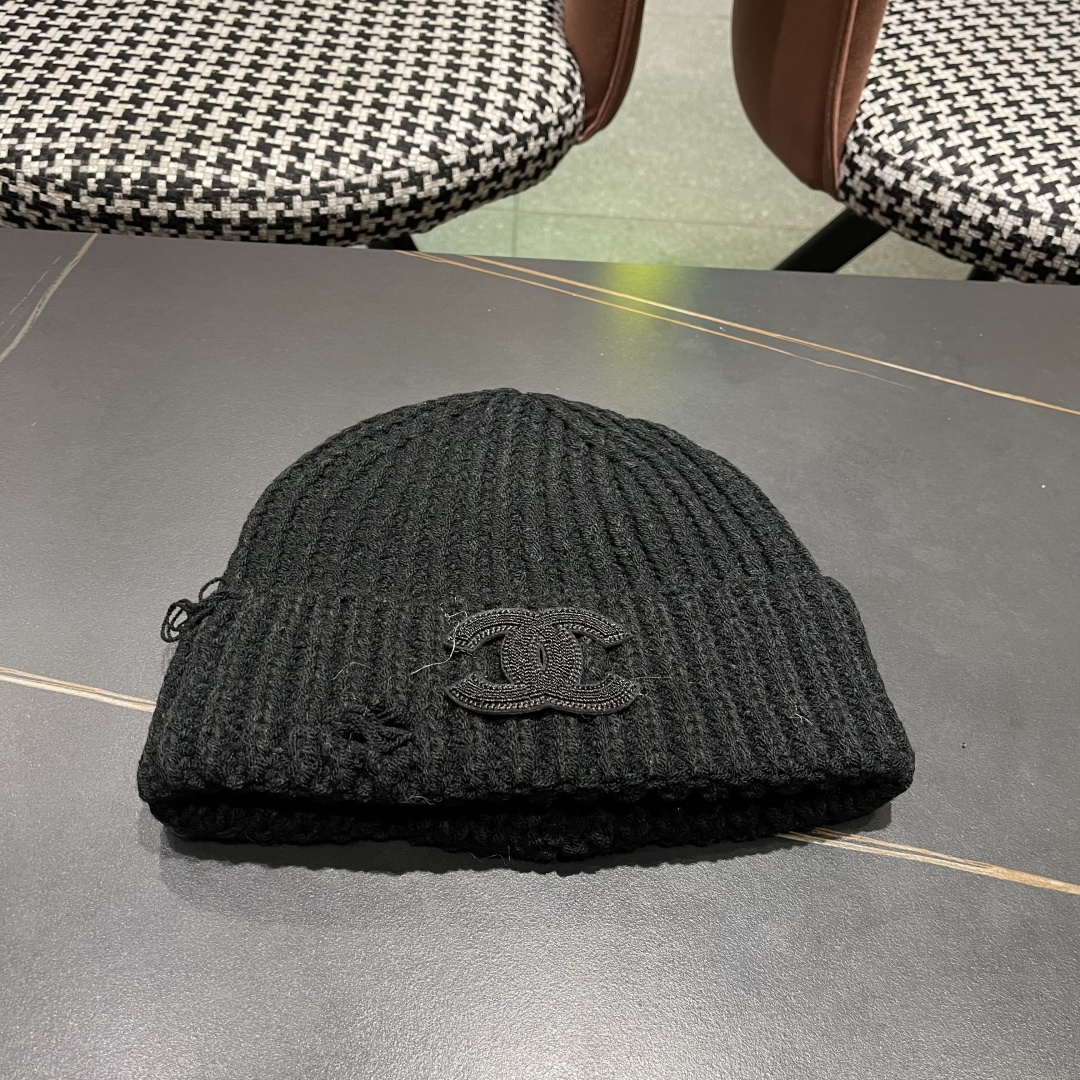  香奈儿 秋冬新款针织毛线帽这也太可爱了！
冬天必备保暖护耳
