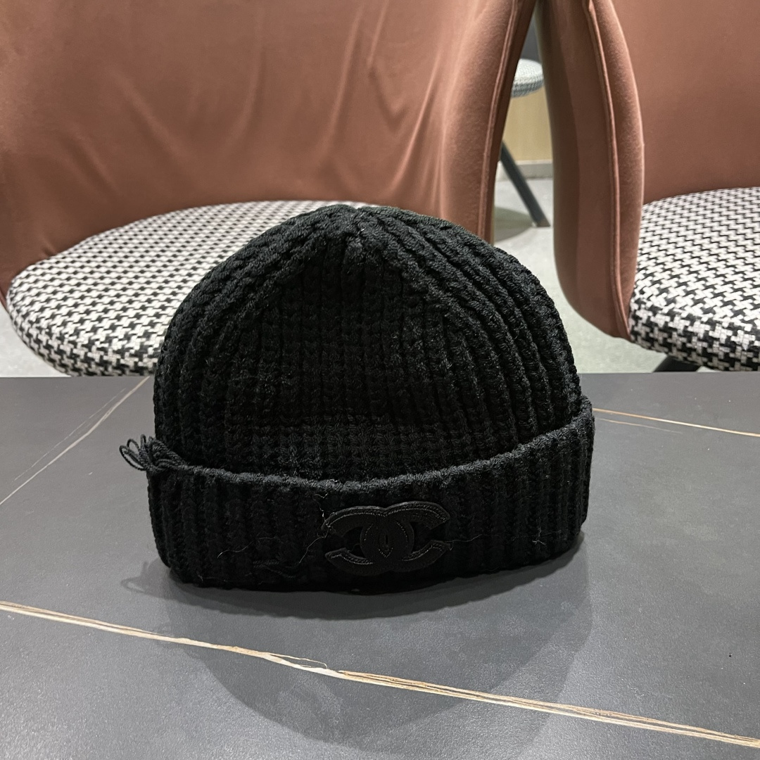  香奈儿 秋冬新款针织毛线帽这也太可爱了！
冬天必备保暖护耳
