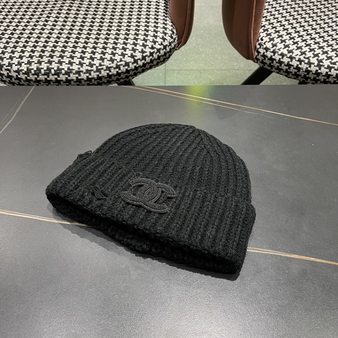  香奈儿 秋冬新款针织毛线帽这也太可爱了！
冬天必备保暖护耳
