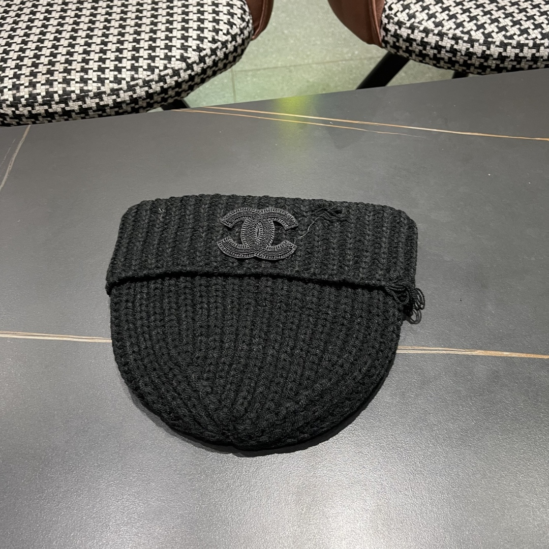  香奈儿 秋冬新款针织毛线帽这也太可爱了！
冬天必备保暖护耳
