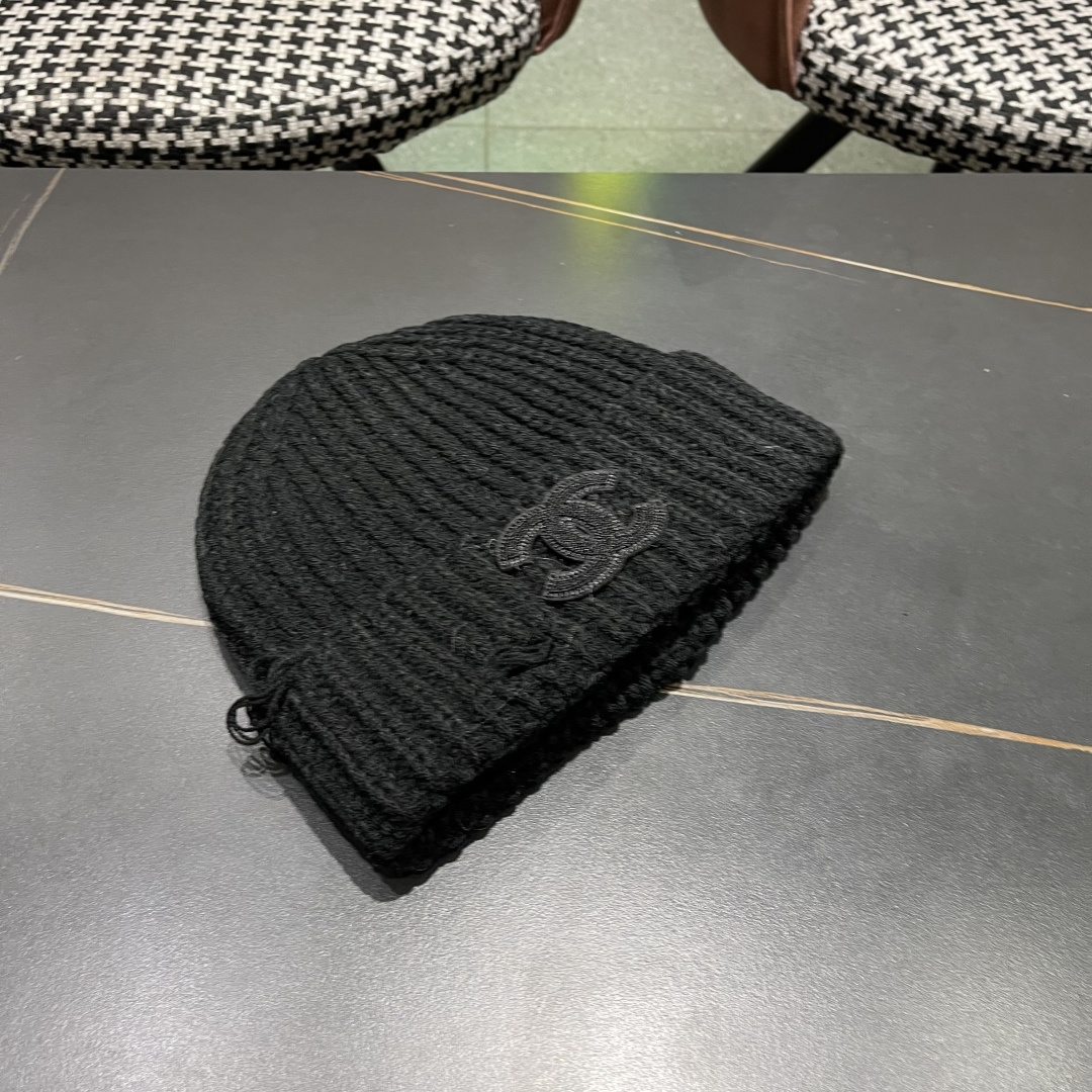  香奈儿 秋冬新款针织毛线帽这也太可爱了！
冬天必备保暖护耳
