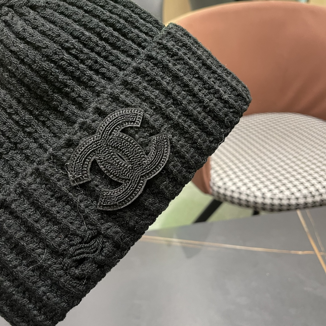  香奈儿 秋冬新款针织毛线帽这也太可爱了！
冬天必备保暖护耳
