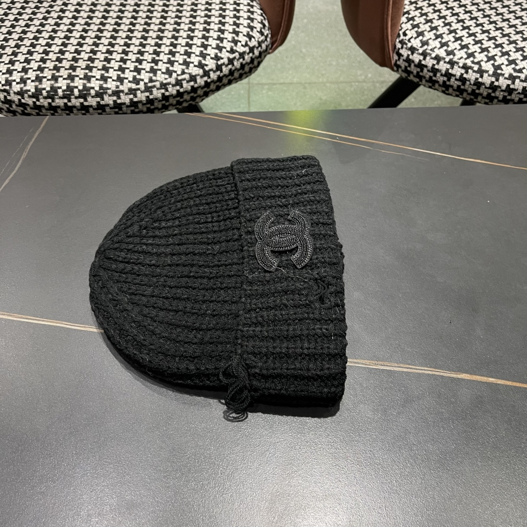  香奈儿 秋冬新款针织毛线帽这也太可爱了！
冬天必备保暖护耳
