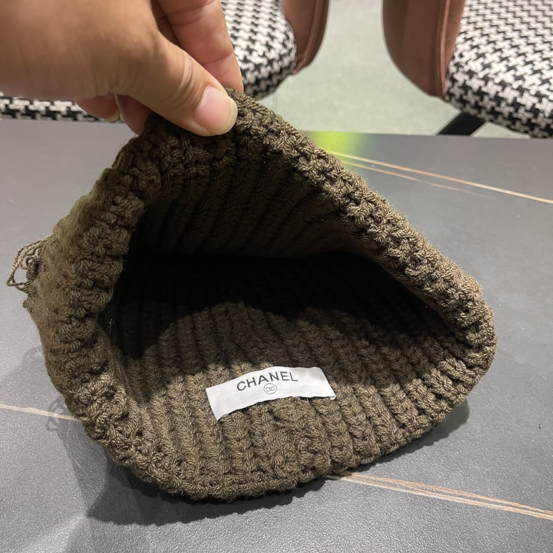  香奈儿 秋冬新款针织毛线帽这也太可爱了！
冬天必备保暖护耳
