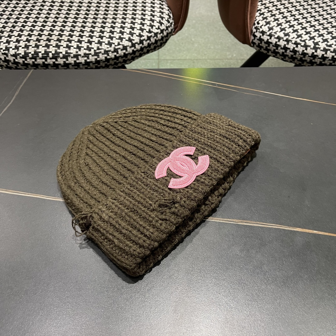  香奈儿 秋冬新款针织毛线帽这也太可爱了！
冬天必备保暖护耳
