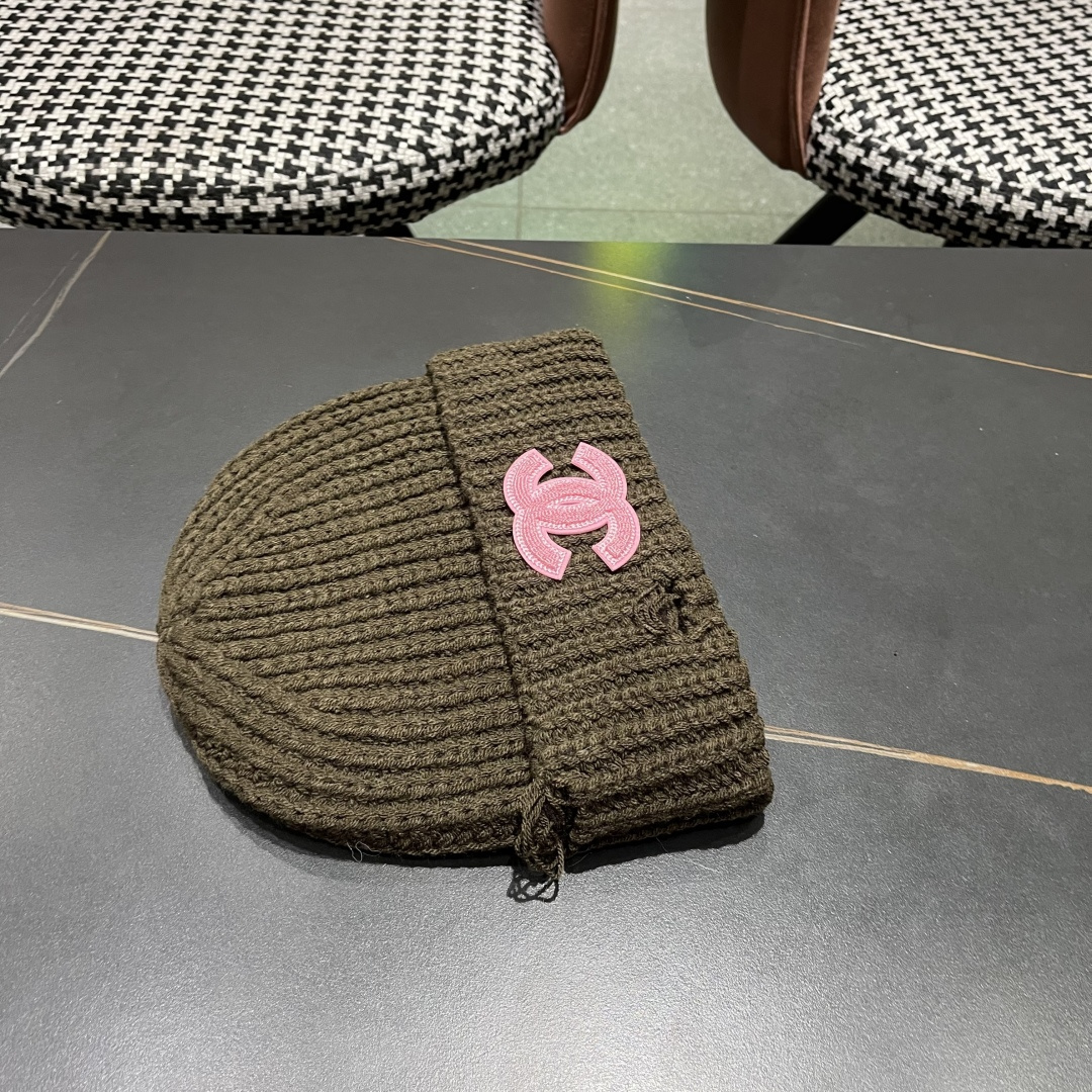  香奈儿 秋冬新款针织毛线帽这也太可爱了！
冬天必备保暖护耳
