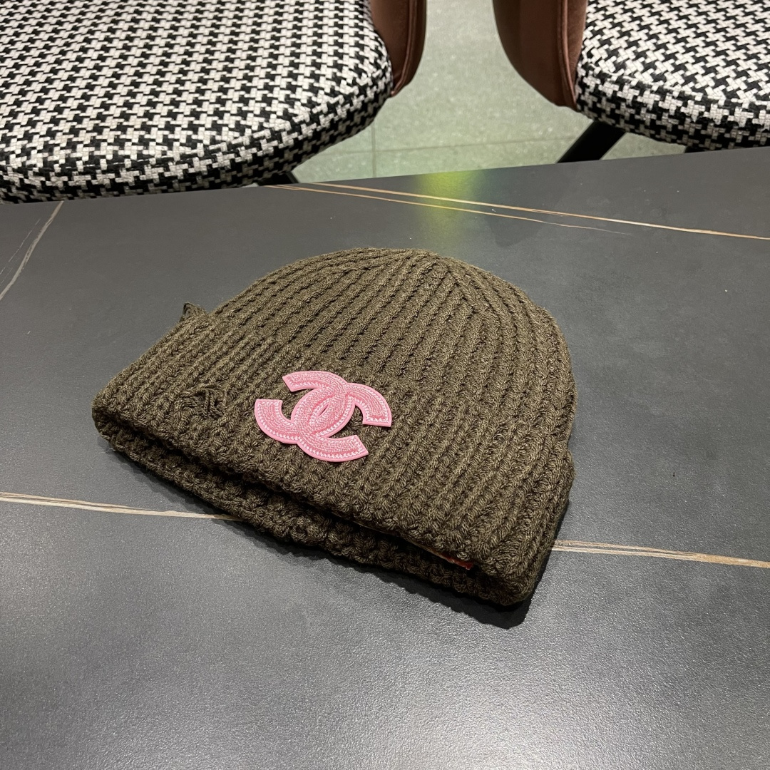  香奈儿 秋冬新款针织毛线帽这也太可爱了！
冬天必备保暖护耳
