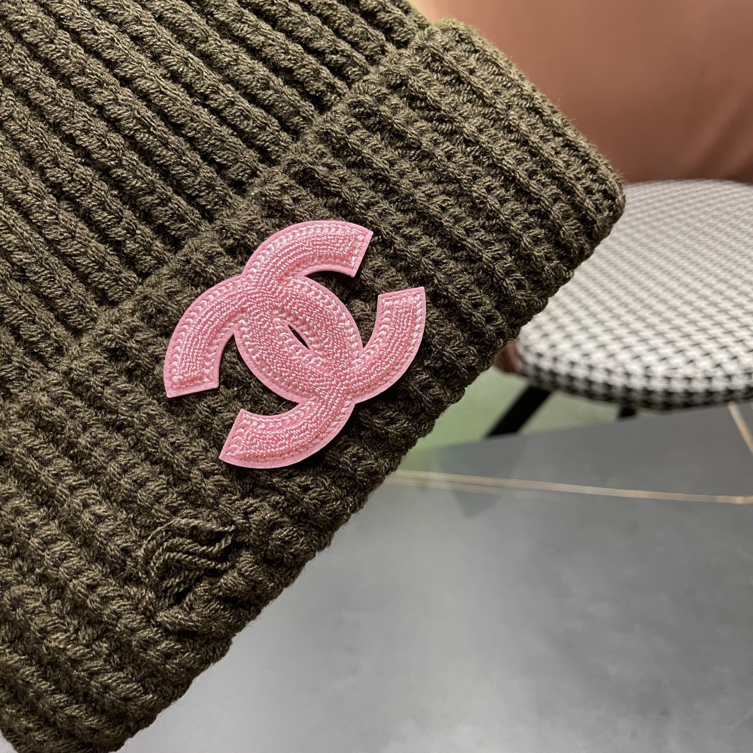  香奈儿 秋冬新款针织毛线帽这也太可爱了！
冬天必备保暖护耳
