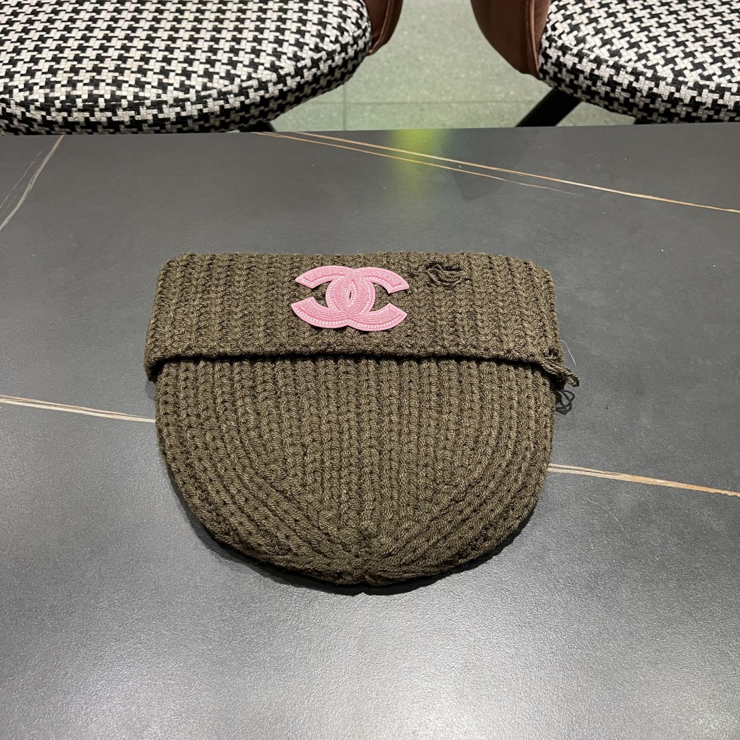  香奈儿 秋冬新款针织毛线帽这也太可爱了！
冬天必备保暖护耳
