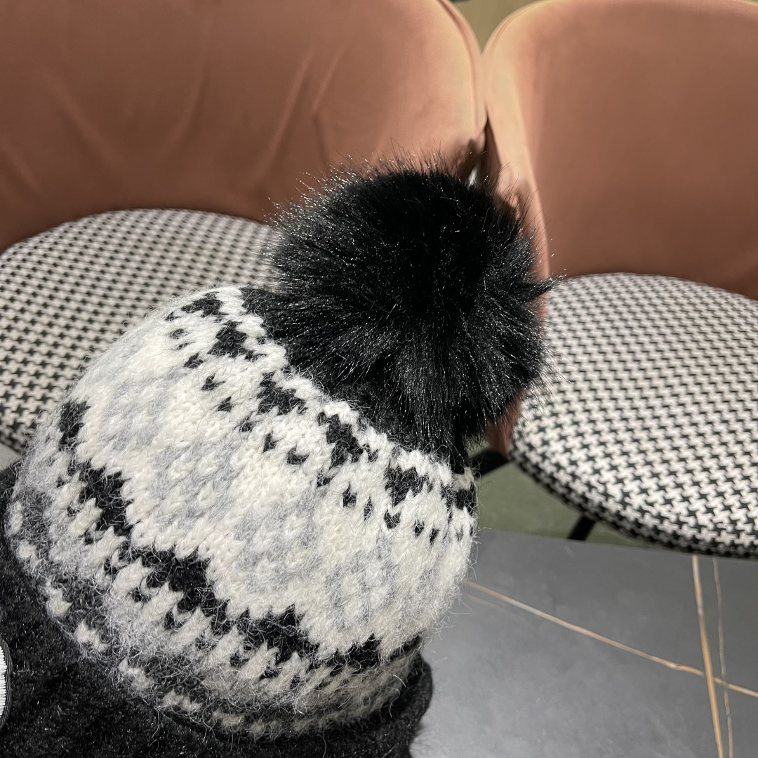  普拉达，毛线帽子加厚保暖护耳骑行防寒套头雷锋帽
2025新款针织帽女秋冬季