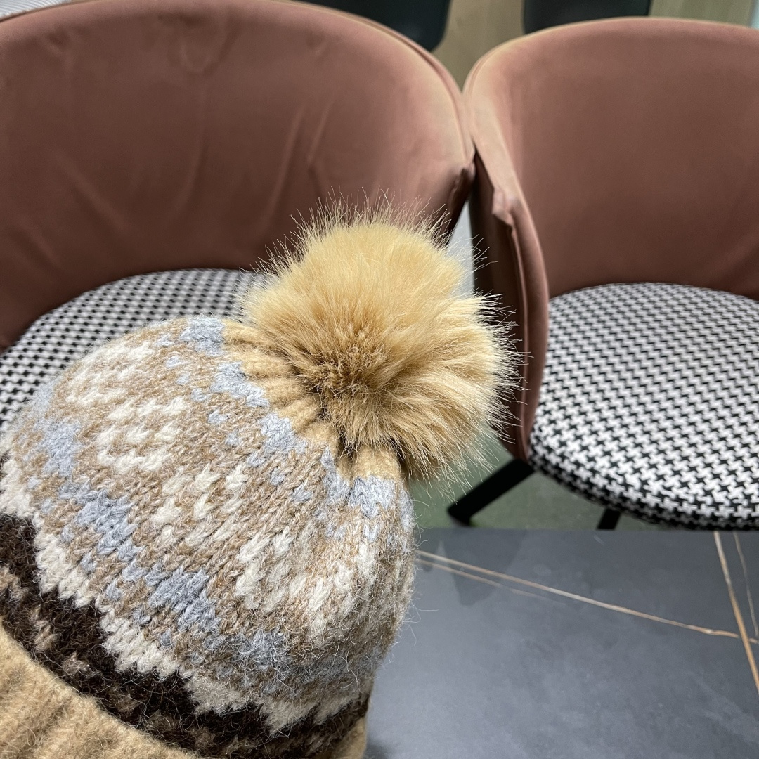  普拉达，毛线帽子加厚保暖护耳骑行防寒套头雷锋帽
2025新款针织帽女秋冬季