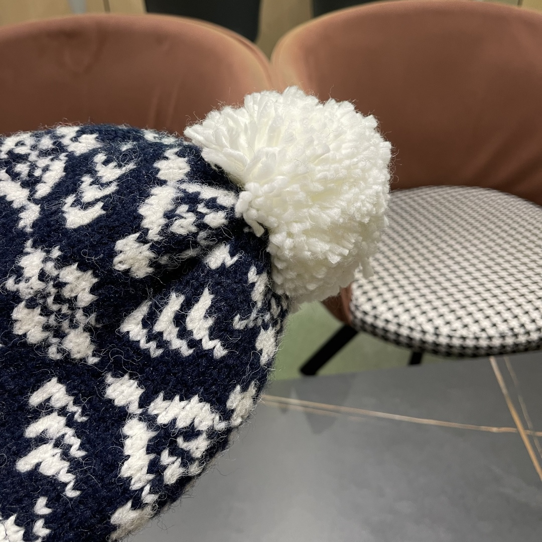  MONCLER（蒙口）费尔岛复古毛球毛线帽女秋冬季显脸
小保暖帽子护耳冷帽针织包头帽