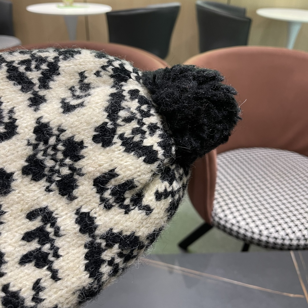  MONCLER（蒙口）费尔岛复古毛球毛线帽女秋冬季显脸
小保暖帽子护耳冷帽针织包头帽