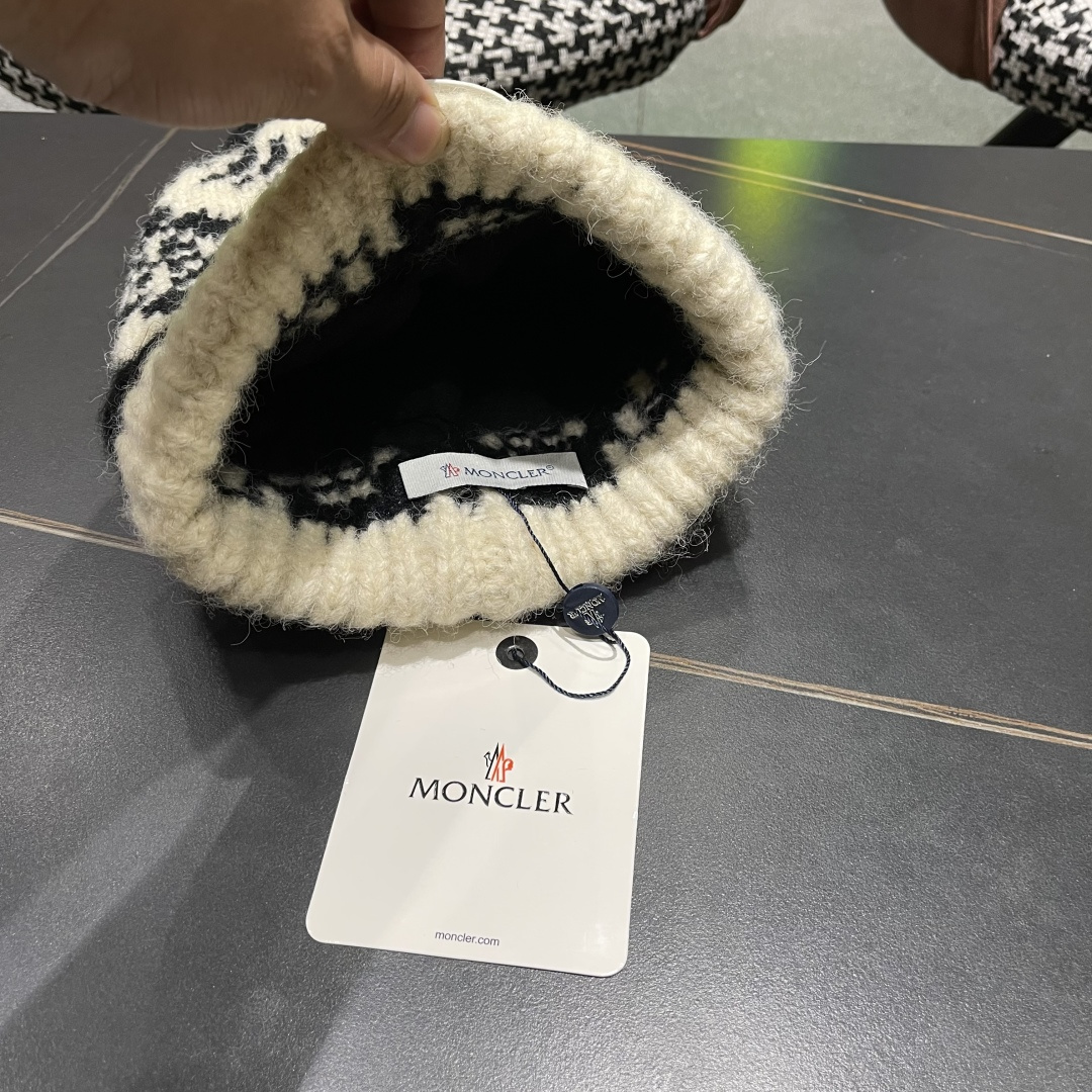  MONCLER（蒙口）费尔岛复古毛球毛线帽女秋冬季显脸
小保暖帽子护耳冷帽针织包头帽