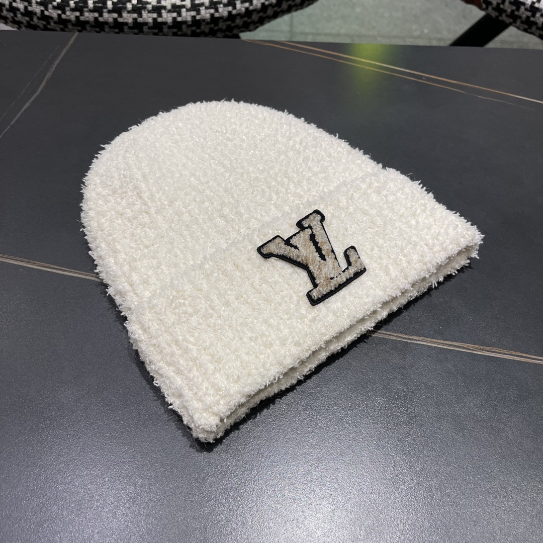  Lv路易威登官网针织帽非常百搭 男女通用 亲们可以看细节，车工整齐 透气舒适，采用进口毛线料！潮人必备