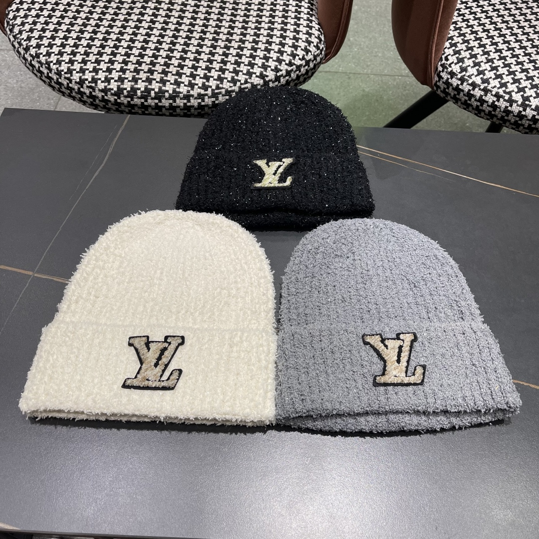  Lv路易威登官网针织帽非常百搭 男女通用 亲们可以看细节，车工整齐 透气舒适，采用进口毛线料！潮人必备