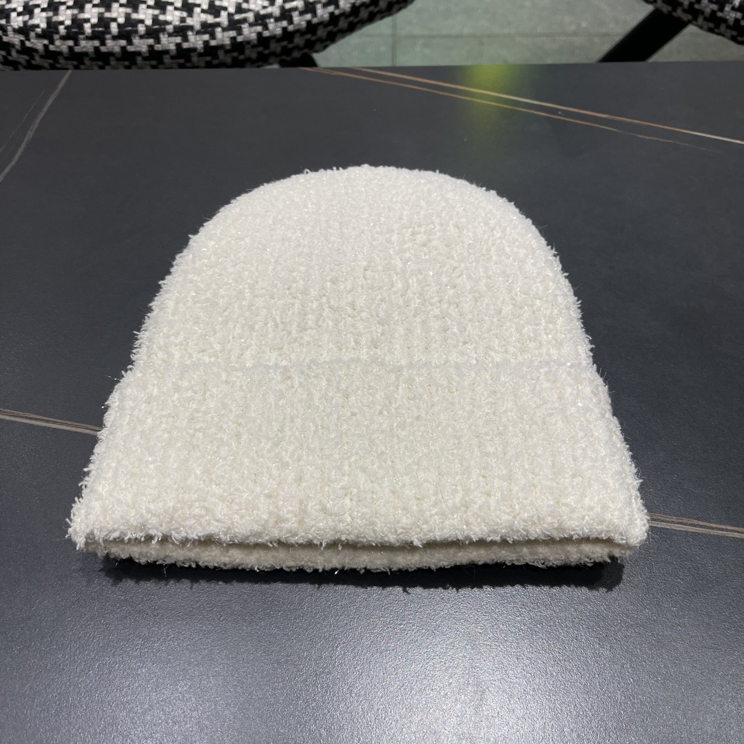  Lv路易威登官网针织帽非常百搭 男女通用 亲们可以看细节，车工整齐 透气舒适，采用进口毛线料！潮人必备