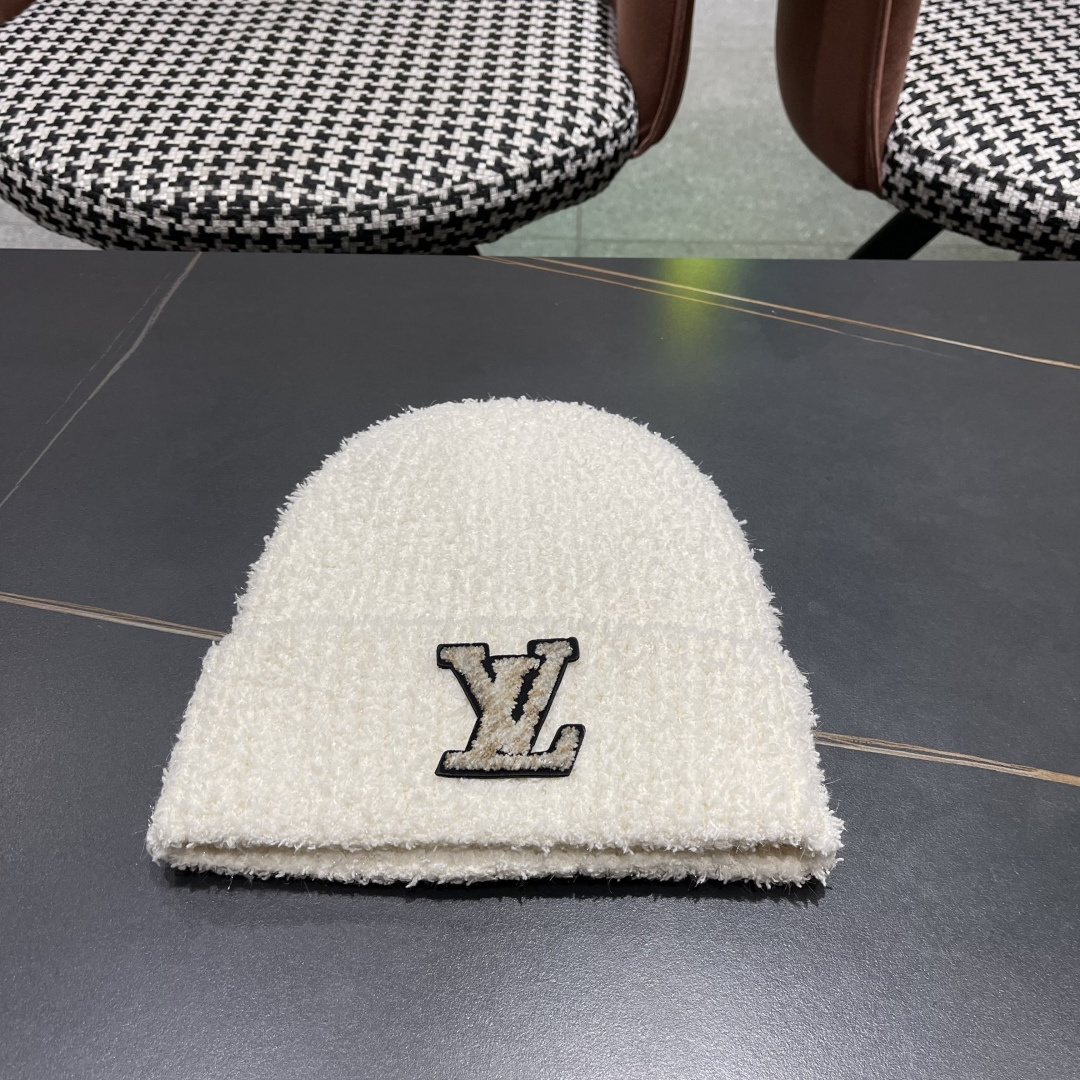  Lv路易威登官网针织帽非常百搭 男女通用 亲们可以看细节，车工整齐 透气舒适，采用进口毛线料！潮人必备