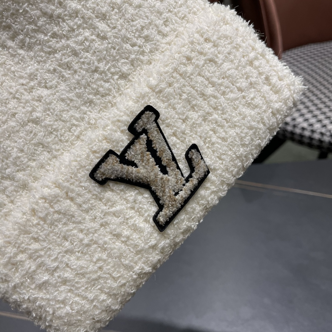  Lv路易威登官网针织帽非常百搭 男女通用 亲们可以看细节，车工整齐 透气舒适，采用进口毛线料！潮人必备