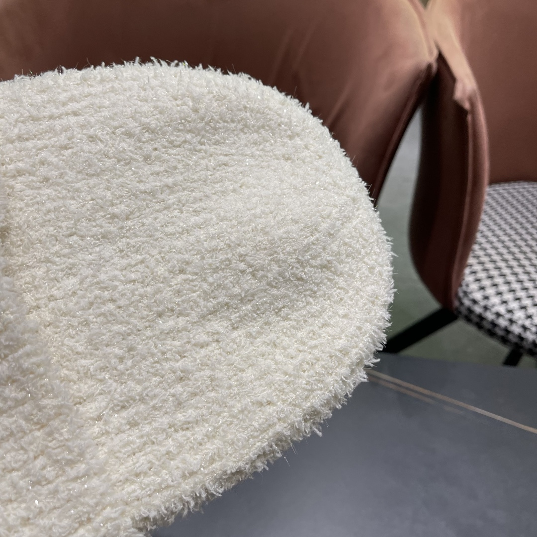  Lv路易威登官网针织帽非常百搭 男女通用 亲们可以看细节，车工整齐 透气舒适，采用进口毛线料！潮人必备