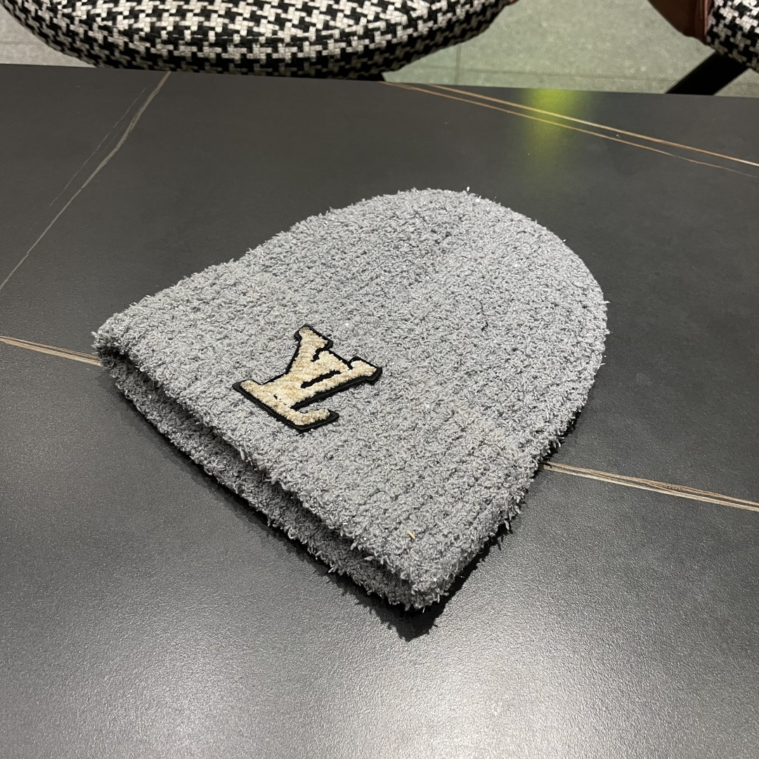  Lv路易威登官网针织帽非常百搭 男女通用 亲们可以看细节，车工整齐 透气舒适，采用进口毛线料！潮人必备